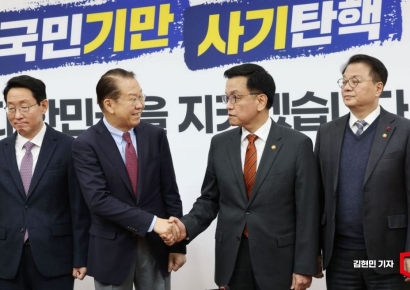 [포토] 악수하는 권영세-최상목