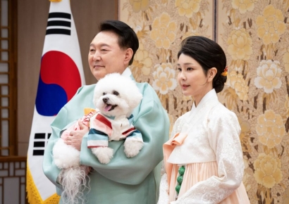 "경호처 차장, 김 여사 환심 사려 반려견 옷 선물·장기자랑까지"