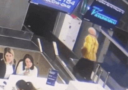 무빙워크 아니었어?…수하물 컨베이어 벨트 올라탔다가 '꽈당'