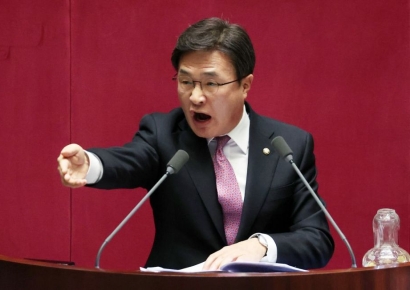 김대식 "우리가 히틀러고 김상욱은 유대인이냐"…성토장된 의총