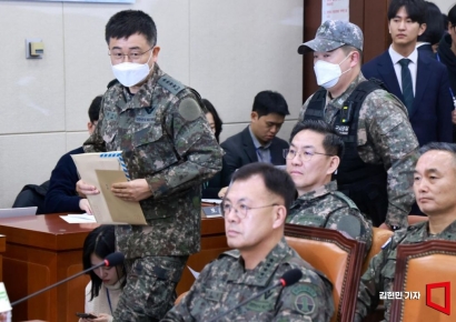 [포토] 내란 국조특위 증인 출석하는 박안수 전 총장