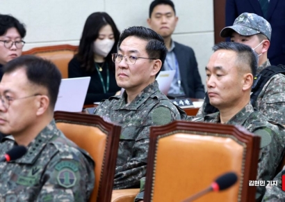 [포토] 내란 국조특위 증인 출석한 이진우 전 사령관