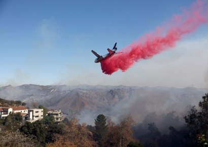 핑크빛으로 변한 LA…화마 막으려는 고육지책