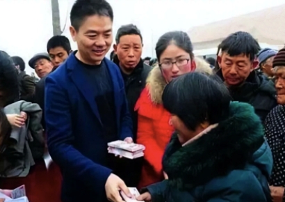 명절 맞아 어르신께 200만원씩…올해도 고향 찾아간 中 재벌 