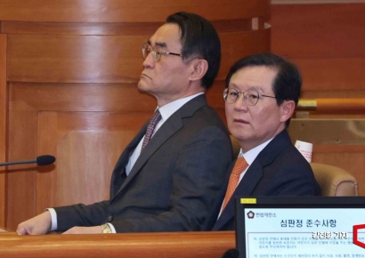 [포토] 윤 대통령 탄핵심판 첫 변론기일 참석한 윤갑근-배보윤 변호사