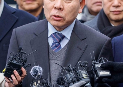 헌재 변론 참석한 국회 측 "尹, 일관된 사법시스템 부정이 폭동 사태로 이어져…신속 파면 해야"