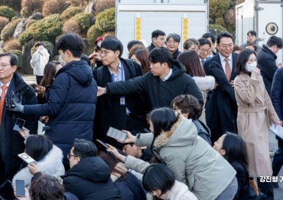[포토] 윤갑근 변호사 기자회견 지켜보는 정청래 국회탄핵소추단장