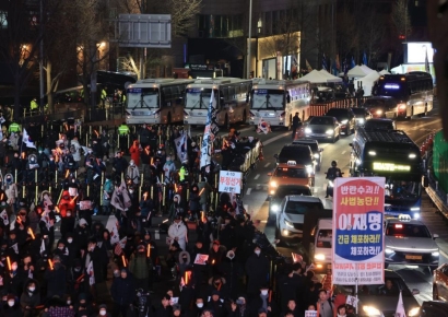 尹 체포영장 재집행 임박…與의원 체포 저지 위해 '인간띠'