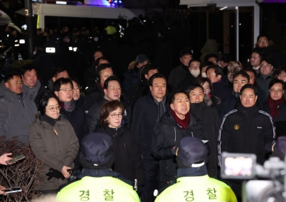 與의원들, 체포 저지 위해 '인간띠'…권성동 "체포영장 집행 당장 중단하라"