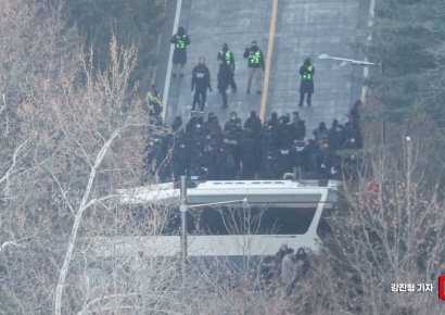 [포토] 저지선 차벽 통과한 경찰병력