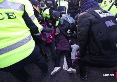 [포토] 드러누운 지지자들 해산하는 경찰