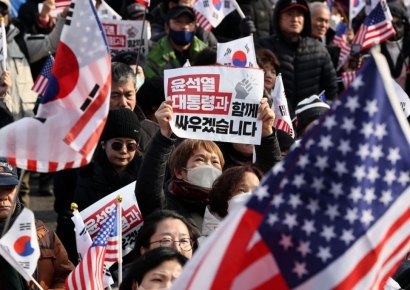 "尹 잡아가지 말라" 오열…"공수처·경찰 잘한다" 환호