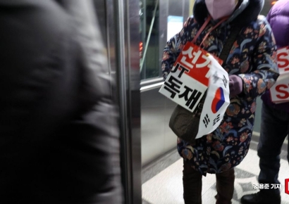 "언론 뉴스는 가짜야"…유튜브가 만든 바벨탑 속 들여다보니[유튜브와 확증편향]