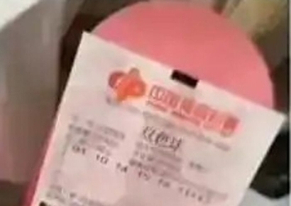 직원들에 나눠준 복권 12억 당첨되자 "가져와, 다 같이 나누자"