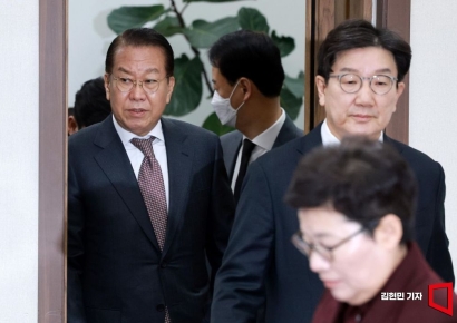 [포토] 비대위 참석하는 권영세-권성동