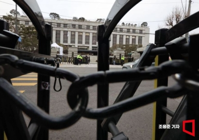 [포토] 윤 대통령 체포되자 2차 변론 연기 요청