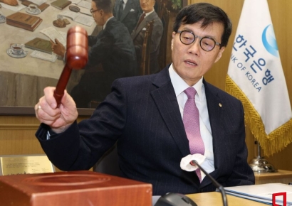 한은 금통위 "고환율 우려로 금리동결, 올 성장률도 하향될듯"
