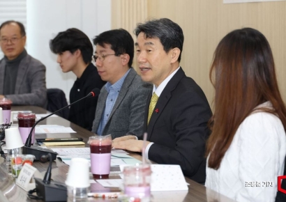 [포토] AI교과서 관련 예비 교원들과 대화하는 이주호 부총리 