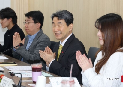 [포토] 박수치는 이주호 사회부총리 