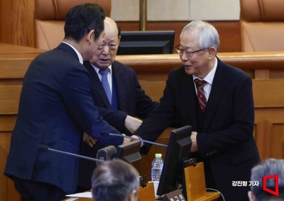 [포토] 악수하는 국회탄핵소추단장과 윤 대통령 법률대리인