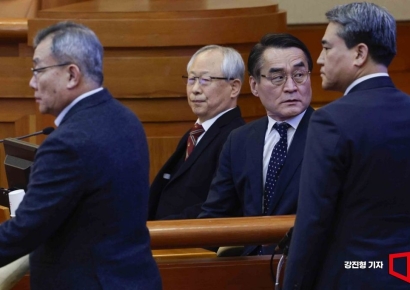 [포토] 윤석열 대통령 탄핵심판 2차 변론기일 참석한 윤 대통령 변호인단