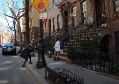 섹스앤더시티 종영한 지 20년인데…"캐리 집앞에서 찰칵" 관광객으로 몸살