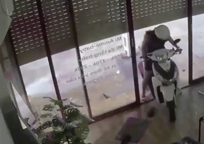 오토바이 타고 외출하는데 셔터가 '스르륵'…"자칫 죽을 뻔"