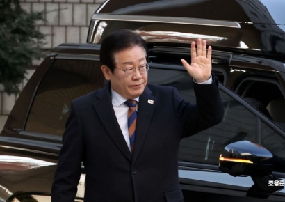 [포토] 지지자들에게 손 들어 보이는 이재명 대표