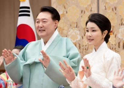 "내 노래가 이렇게 개사되다니"…尹 헌정곡 합창에 원곡자도 '당혹'