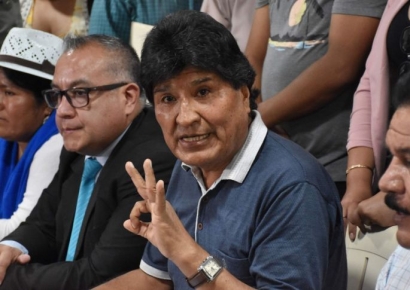 '15세 소녀 인신매매' 볼리비아 전 대통령, 체포 영장에도 지지자 뒤에 '꽁꽁'