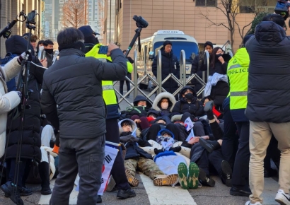 경찰, 서부지법 막아선 尹지지자들 강제해산 시작