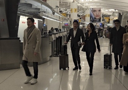 [포토]트럼프 취임식 참석차 美 입국한 정용진 신세계 회장 부부