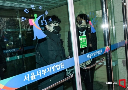 [포토] 출입문 잠그는 서부지법 직원