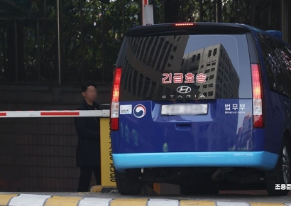 [포토] 지하주차장으로 들어가는 호송차