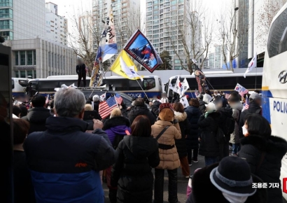 [포토] 서부지법 앞에서 집회 여는 윤 대통령 지지자들