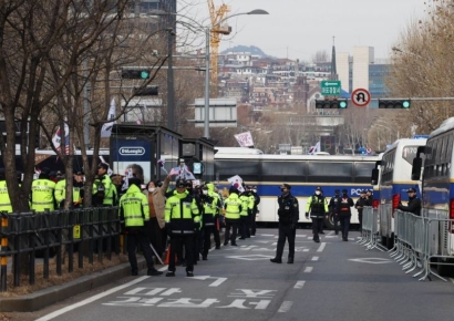 [포토] 서부지법 앞 집회로 교통통제