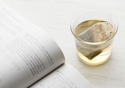 티백에 뜨거운 물 '콸콸' 큰일 난다…"미세 플라스틱 수백만 개 나와"