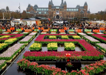 관광객으로 몸살…건립 750주년 암스테르담·'희년' 바티칸의 고민