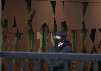 [포토] 파손 된 서부지법 외벽 