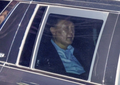 3평 독방 수감된 尹, '머그샷' 촬영…교정본부장 "하룻밤 잘 보냈다"