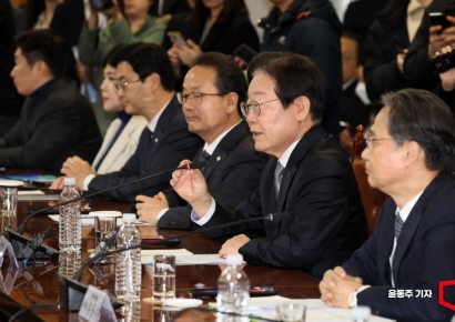 "최대한 겸손해야 한다"…민주당 상임고문들이 이재명에 건넨 당부