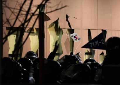 [단독]공소장으로 본 서부지법 폭동…“편의점서 라이터 기름 구매 후 방화 시도"
