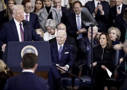 트럼프, 취임사서 바이든 '공개 저격'…표정관리 실패한 바이든