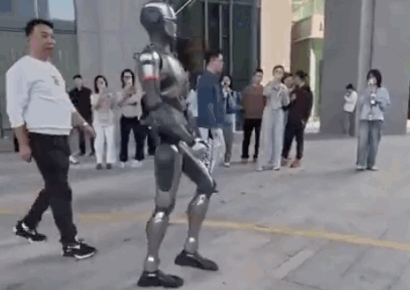 "170㎝ 키에 55㎏ 사람 같이 직진"…삐걱대지 않는 중국산 로봇에 '깜짝'