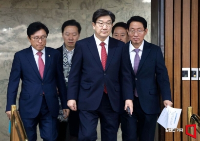 [포토] 회의실 들어서는 권성동