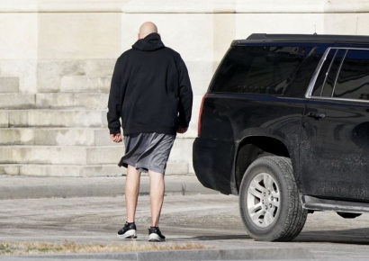 트럼프 취임식 압도적 시선강탈…후드티에 반바지 입은 남성의 정체