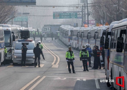 [포토] 경찰 기동대, 헌법재판소 주변 3중 차벽 설치
