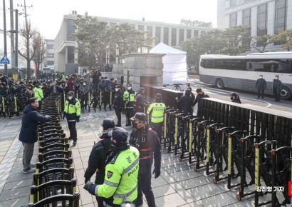 [포토] 3중으로 막은 헌법재판소 정문