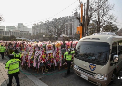 [포토] 헌법재판소 주변 둘러싼 경찰버스