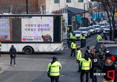 [포토] 유튜버 차량 차단하는 경찰